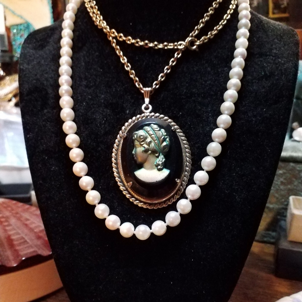 Vintage Large Art Glass Cameo Pendant Necklace